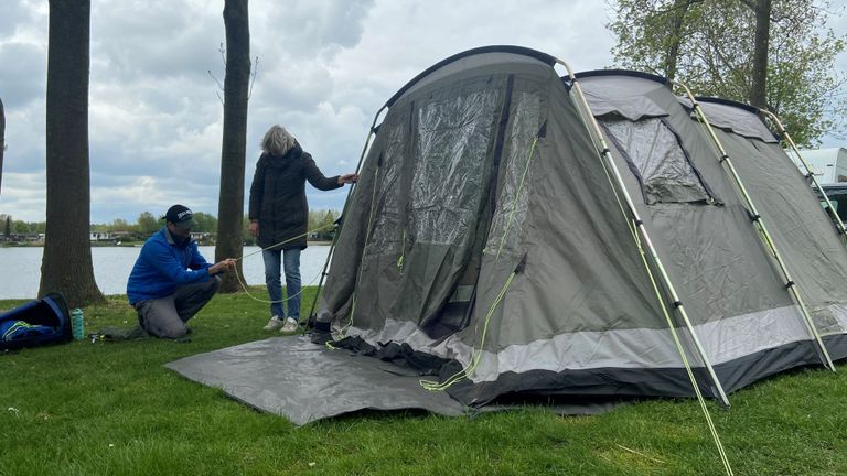 De campinggasten tuigen de tenten op (foto: Ilse Schoenmakers).