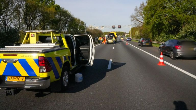 Vanwege het ongeluk werd een deel van de A67 afgesloten (foto: Harrie Grijseels/SQ Vision).  