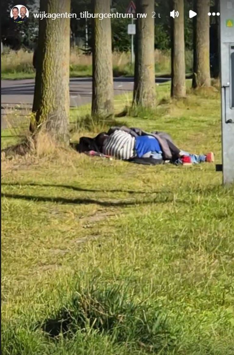 Het duo lag te slapen aan het water in Tilburg (foto: Instagram wijkagenten Tilburg Centrum).