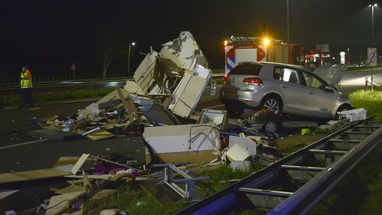 Het ongeluk op de A58 bij Breda gebeurde rond kwart voor een donderdagnacht (foto: Perry Roovers/SQ Vision).