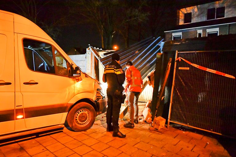 De bestuurder van de bestelbus is meegenomen voor onderzoek (foto: Rico Vogels/SQ Vision).