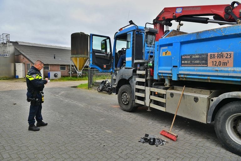 Scooter onder vrachtwagen (foto: Rico Vogels/SQ Vision).