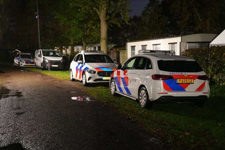 De politie kwam met meerdere auto's naar Soerendonk (foto: WdG/SQ Vision).