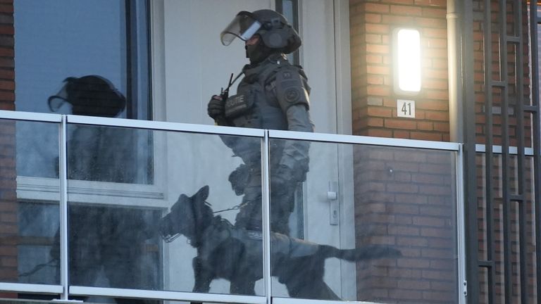 Met veel mensen werd de verwarde man uit zijn appartement gehaald (foto: Erik Haverhals/SQ Vision).