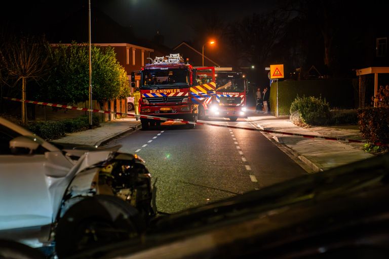 Na de crash van de auto werden verschillende hulpdiensten opgeroepen.