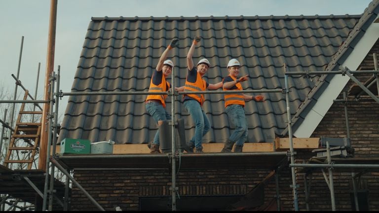 De mannen van Tegedraods gingen voor de clip het dak op (foto: Tegedraods).