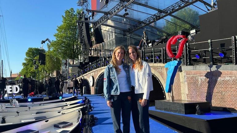 Noortje en Bregje na de laatste repetitie voordat ze voor de koning optraden (privéfoto).