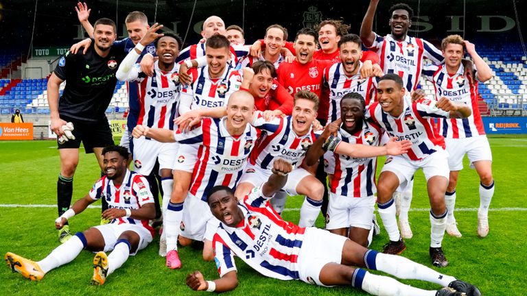 Vreugde nadat handhaving in de Eredivisie een feit was (foto: OrangePictures).