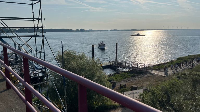 Het voetgangerspontje en daarachter (in de zonneschijn) de pont voor landbouwvoertuigen. (foto: Raoul Cartens)