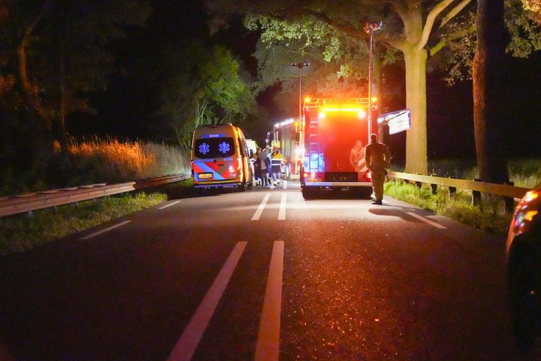 Diverse hulpverleners werden opgeroepen na de frontale botsing op de Kanaaldijk Noord in Someren (foto: Harrie Grijseels/SQ Vision).