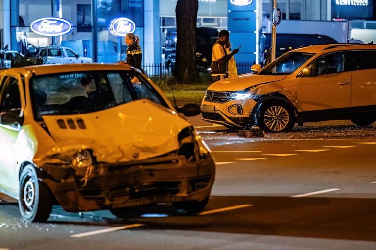 Bij de botsing op de kruising in Tilburg raakten  beide auto's zwaar beschadigd (foto: Jack Brekelmans/SQ Vision).