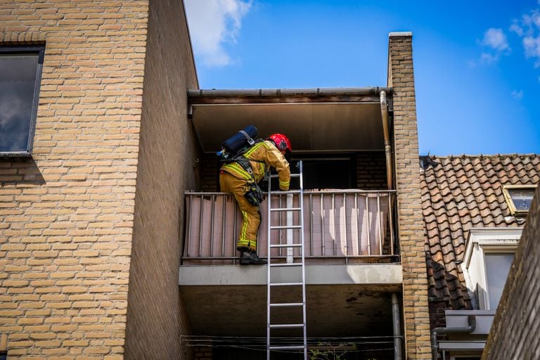 Omdat de bewoners niet thuis waren, ging de brandweer met een grote ladder naar het balkon (foto: SQ Vision).