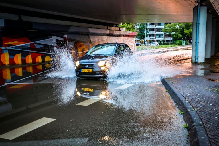 Sommige automobilisten trotseerden de ondergelopen straten (foto: SQ Vision).