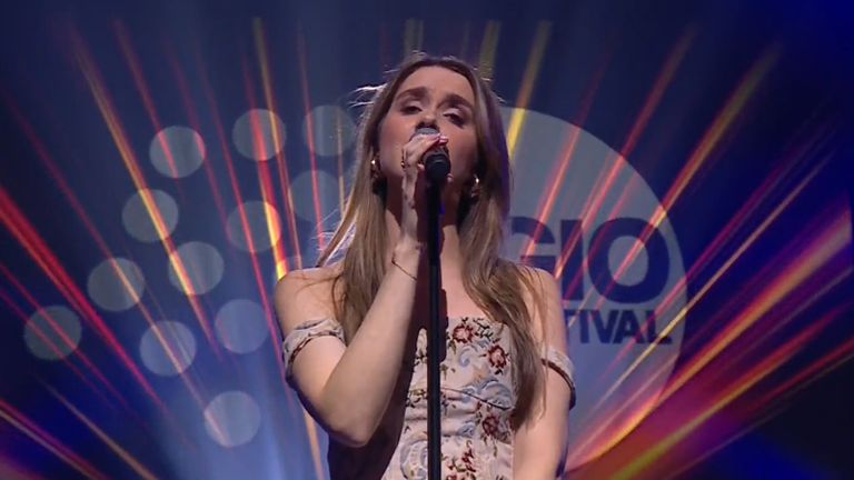 Dominique de Bont tijdens haar optreden op het Regio Songfestival