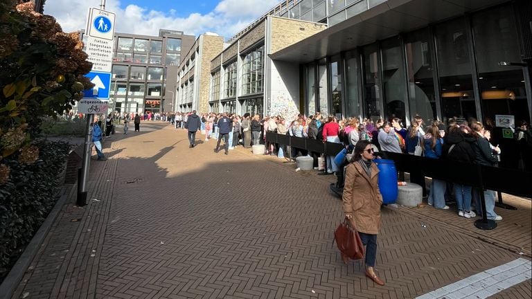 De lange rij bij het poppodium (Foto: Omroep Brabant).