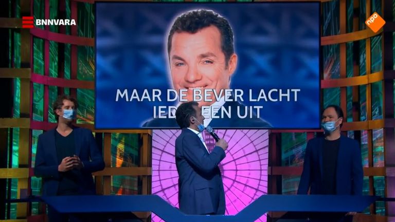 John  de Bever zingt 'Jij krijgt die kap niet van mijn gezicht'.