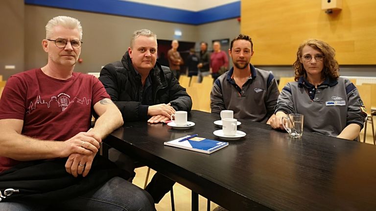 Hans (links) en Karlijn praten met hun collega's na over de vervolgstappen (foto: Ferenc Triki)