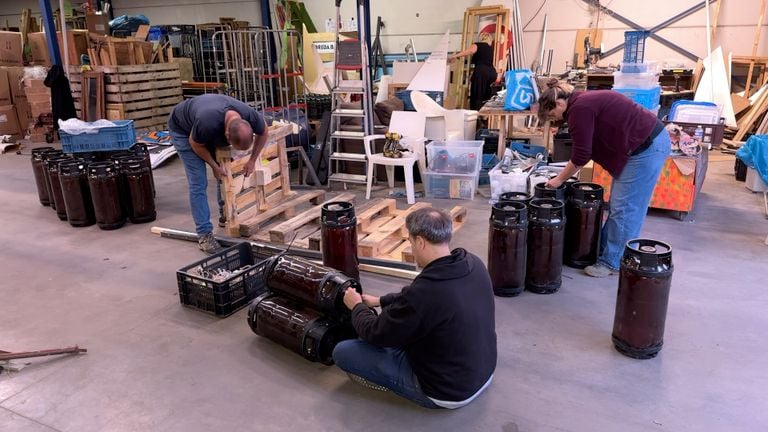 De vrijwilligers van Breda Barst maken zelf de decorstukken voor het festival.