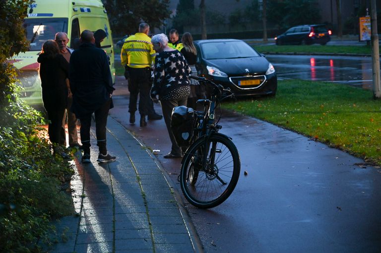 Hoe het ongeluk op het fietspad aan de Vincent van Goghstraat kon gebeuren, wordt onderzocht (foto: Perry Roovers/SQ Vision).