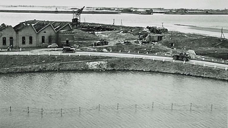 Haven Anna Jacobapolder op Sint Philipsland met vooraan Canadese pantserwagen. Aan overkant ligt Bruinisse en is bezet Duits gebied (foto: archief)