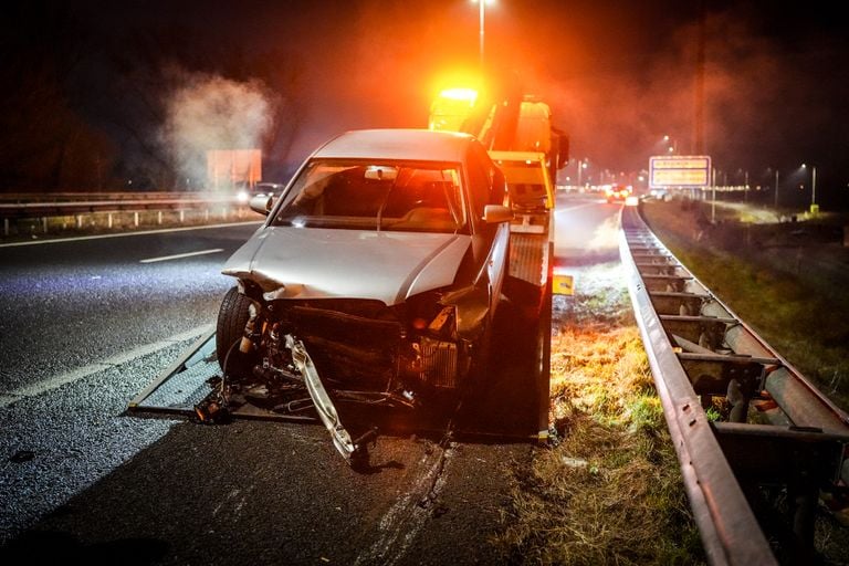 De auto raakte aanzienlijk beschadigd (foto: Erik Haverhals/SQ Vision).