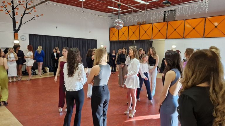 De dames zijn druk aan het oefenen voor de finale (foto: Tom Berkers).