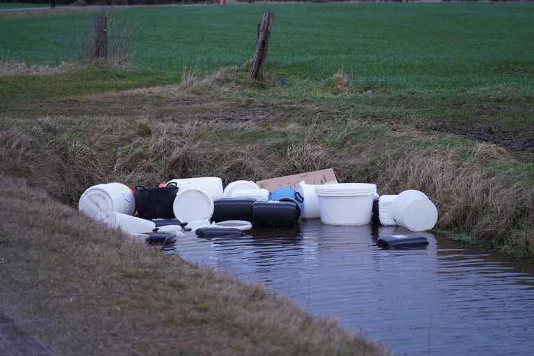 Een deel van de gedumpte drugstroep in Dorst (foto: Jeroen Stuve/SQ Vision).