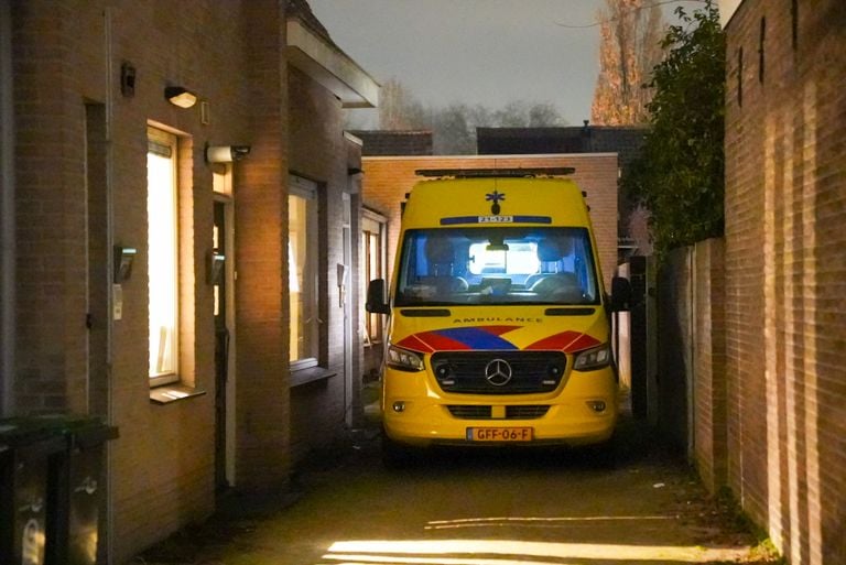 De ambulance die werd ingezet na de steekpartij (foto: Gabor Heeres/SQ Vision).