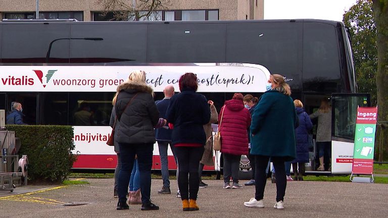 Wachtenden voor de boosterprikbus in Eindhoven.