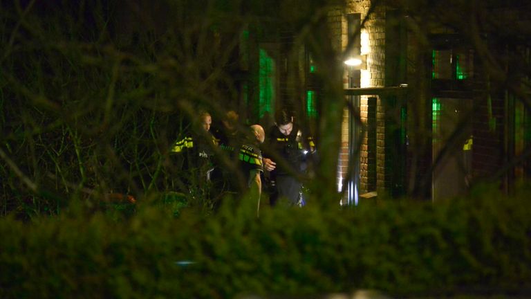 Agenten kwamen massaal naar de Abeelstraat in Breda na de melding van de schietpartij (foto: Perry Roovers/SQ Vision).