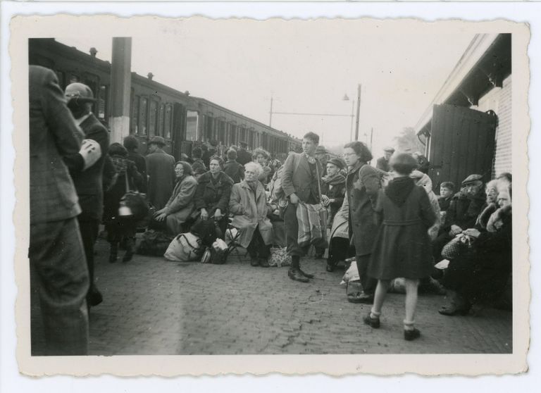 Voor het eerst toont Kamp Vught nu ook deze foto wachtenden op de deportatietrein