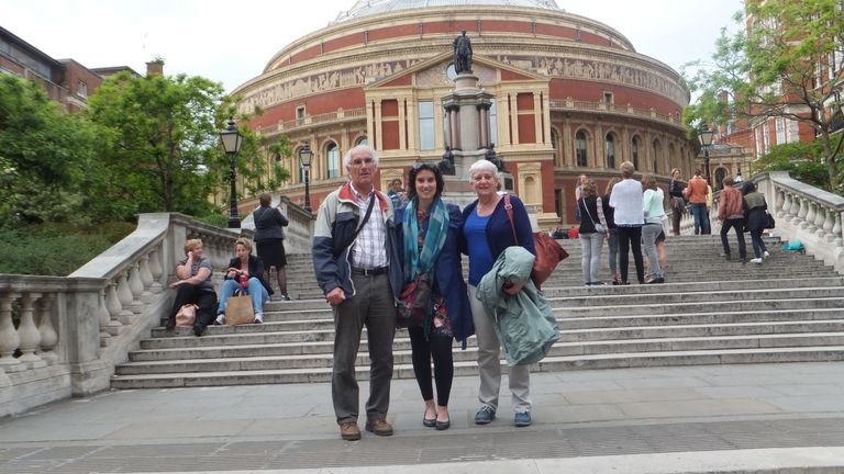 Marjolijn Smits met haar vader en moeder bij de Royal Albert Hall in Londen
