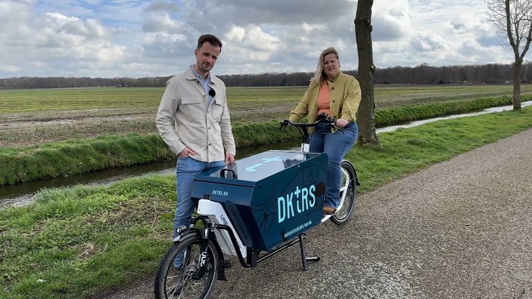 Huisartsen Lex Oversier en Fleur Prinsenberg bij de bakfiets (foto: Omroep Brabant).