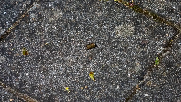 Op straat werden meerdere hulzen gevonden (foto: Iwan van Dun/SQ Vision).