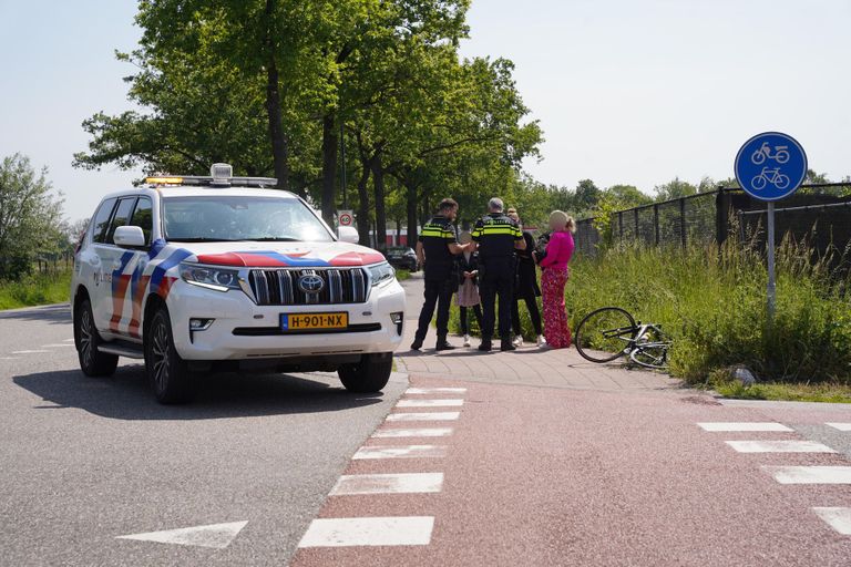 De aanrijding vond plaats op de  fietsoversteekplaats aan de Meemortel in Budel (foto: WdG/SQ Vision).