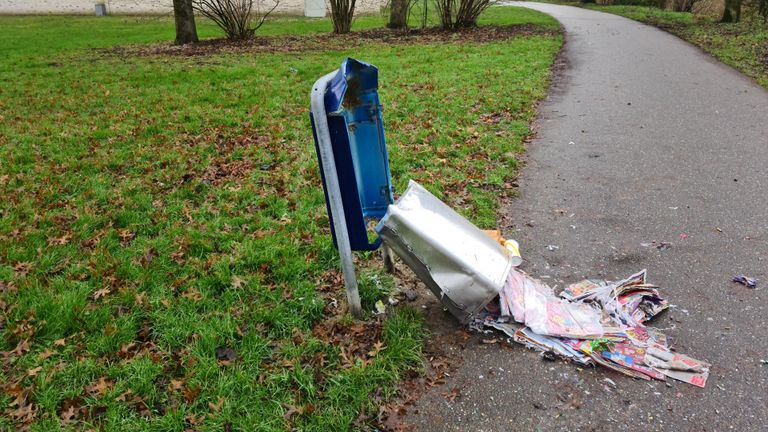 Een opgeblazen prullenbak achter de Meanderflats in Den Bosch.