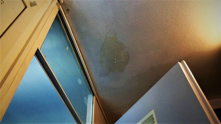 Druppels aan het plafond in het huis van Nicole in Breda. (foto: Raoul Cartens)