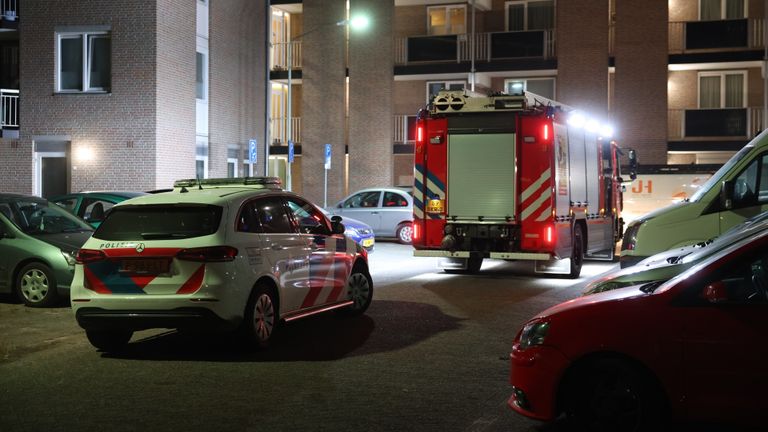 Vanwege de wateroverlast kwamen de brandweer en de politie naar het appartementencomplex in Boxtel (foto: Sander van Gils/SQ Vision).