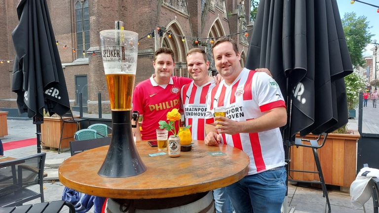 Marc van der Kooij, Kevin Mariën en Martin Lont (vlnr.) proosten alvast op de overwinning (Foto: Tom Berkers)