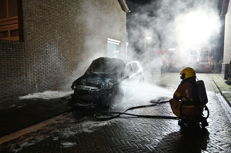 De auto was amper te redden (foto: Perry Roovers/SQ Vision).