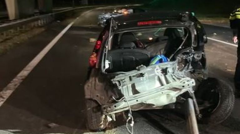 Auto zwaar beschadigd na de botsing op de A58 bij Etten-Leur (foto: Instagram Geel op de weg).