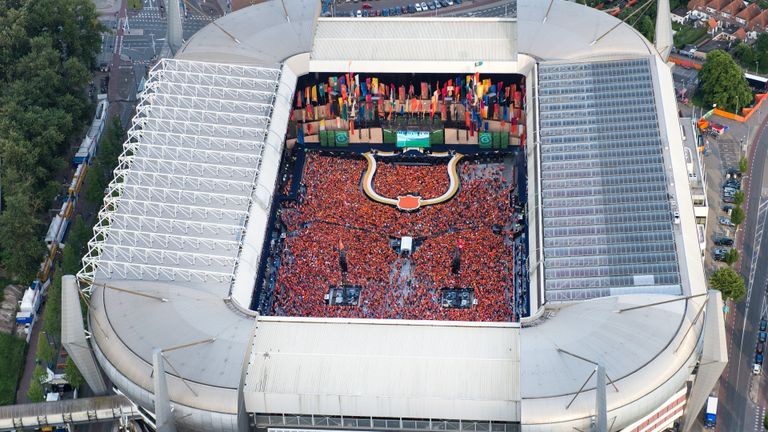 Groots van Guus Meeuwis in het Philips Stadion op 18 juni 2014 (foto: ANP).