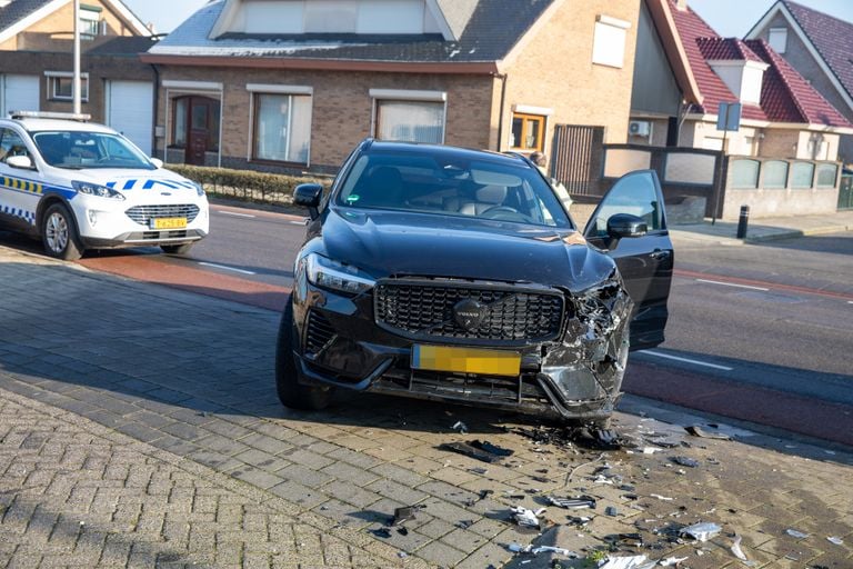 Eén van de wagens die bij een ongeluk in Sint Willebrord betrokken waren (foto: Christian Traets/SQ Vision).