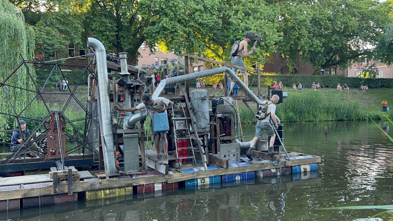 Acteurs op de drijvende oliefabriek van twee Tilburgse kunstenaars (foto: Megan Hanegraaf).