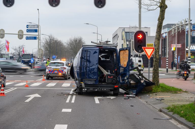 Gasfles ontploft in busje op de Konijnenberg in Breda (foto: Tom van der Put/SQ Vision).