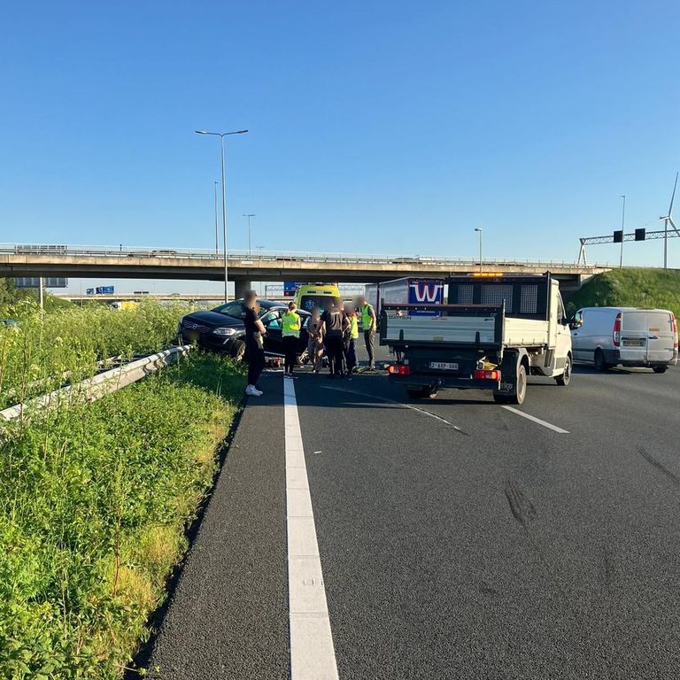 Vanwege het ongeluk op de A16 werden twee rijstroken afgesloten (foto: X/Rijkswaterstaat).