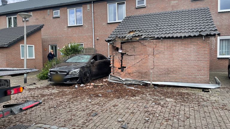 Bij daglicht is de schade aan het huis aan de straat Dravik in Sprang-Capelle goed te zien (foto: Rochelle Moes).