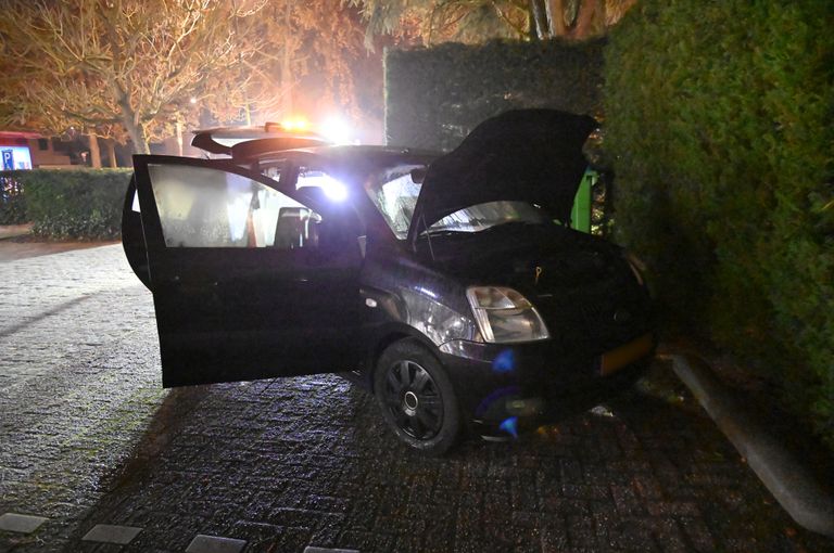 De auto stond schuin op de parkeerplaats voor de apotheek in Prinsenbeek (foto: Perry Roovers/SQ Vision).