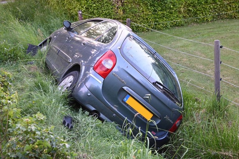 De auto in de sloot (foto: Perry Roovers/Persbureau Heitink).