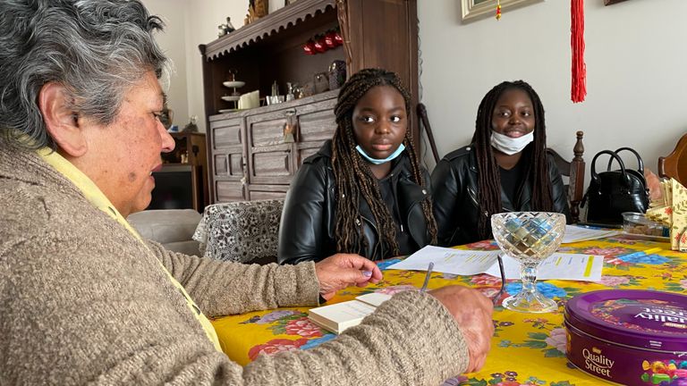 Stephany en Hillary Pedro op bezoek om te horen wat ouderen verwachten van bejaardenhuis van de toekomst